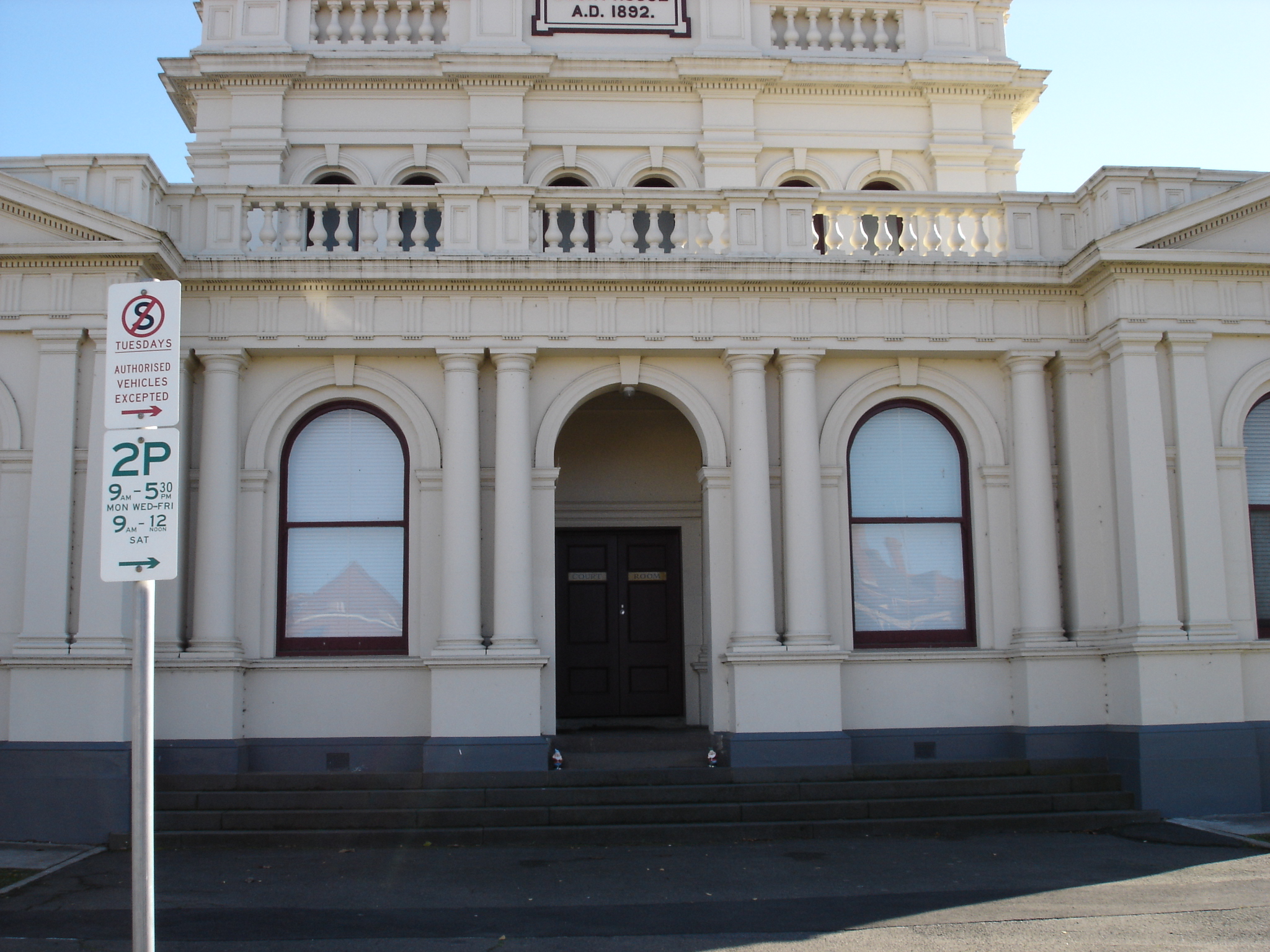 Outside view of Maryborough Magistrates' Court